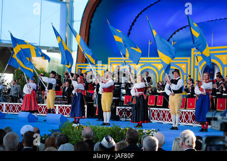 Stoccolma, Svezia. Il 6 giugno, 2017. Svedesi in abiti tradizionali partecipare ad una celebrazione della Svezia della Giornata Nazionale al Parco di Skansen a Stoccolma, la capitale della Svezia, il 6 giugno 2017. Il Primo ministro svedese Stefan Lofven ha lanciato un appello alla solidarietà di martedì come il paese ha celebrato la Giornata Nazionale. Credito: Rob Schoenbaum/Xinhua/Alamy Live News Foto Stock