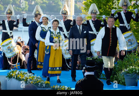 Stoccolma, Svezia. Il 6 giugno, 2017. La Svezia e la Famiglia Reale arriva a Skansen Park per una celebrazione della Svezia della Giornata Nazionale di Stoccolma, la capitale della Svezia, il 6 giugno 2017. Il Primo ministro svedese Stefan Lofven ha lanciato un appello alla solidarietà di martedì come il paese ha celebrato la Giornata Nazionale. Credito: Rob Schoenbaum/Xinhua/Alamy Live News Foto Stock