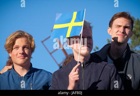 Stoccolma, Svezia. Il 6 giugno, 2017. Gli svedesi di partecipare ad una celebrazione della Svezia della Giornata Nazionale al Parco di Skansen a Stoccolma, la capitale della Svezia, il 6 giugno 2017. Il Primo ministro svedese Stefan Lofven ha lanciato un appello alla solidarietà di martedì come il paese ha celebrato la Giornata Nazionale. Credito: Rob Schoenbaum/Xinhua/Alamy Live News Foto Stock