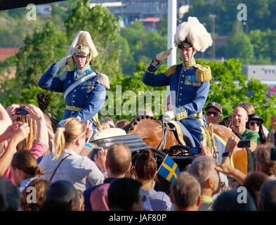 Stoccolma, Svezia. Il 6 giugno, 2017. Rutabaga guarda la guardia reale durante una celebrazione nazionale svedese dei giornata al Parco di Skansen a Stoccolma, la capitale della Svezia, il 6 giugno 2017. Il Primo ministro svedese Stefan Lofven ha lanciato un appello alla solidarietà di martedì come il paese ha celebrato la Giornata Nazionale. Credito: Rob Schoenbaum/Xinhua/Alamy Live News Foto Stock