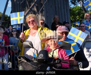 Stoccolma, Svezia. Il 6 giugno, 2017. Gli svedesi di partecipare ad una celebrazione della Svezia della Giornata Nazionale al Parco di Skansen a Stoccolma, la capitale della Svezia, il 6 giugno 2017. Il Primo ministro svedese Stefan Lofven ha lanciato un appello alla solidarietà di martedì come il paese ha celebrato la Giornata Nazionale. Credito: Rob Schoenbaum/Xinhua/Alamy Live News Foto Stock