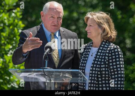 Washington, Stati Uniti d'America. 6 Giugno, 2017. Stati Uniti Il segretario per l'agricoltura Sonny Perdue e sua moglie Maria Ruff introdurre Karen Pence, moglie del Vice Presidente Mike Pence durante l inaugurazione di un alveare per i motivi dei Vice Presidenti residence Giugno 6, 2017 a Washington, DC. Karen Pence ha un interesse a lungo in apicoltura e mantenuta alveari durante il suo tempo in Indiana quando suo marito era governatore. Credito: Planetpix/Alamy Live News Foto Stock