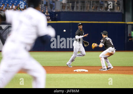San Pietroburgo, Florida, Stati Uniti d'America. Il 6 giugno, 2017. Sarà VRAGOVIC | Orari.Chicago White Sox interbase Tim Anderson (7) ribalta il rasoterra dalla distanza dal Tampa Bay Rays shorstop Tim Beckham (1) a Chicago White Sox secondo baseman Yolmer Sanchez (5) per terminare il primo inning di gioco tra il Tampa Bay Rays e il Chicago White Sox in campo Tropicana a San Pietroburgo, Fla. martedì 6 giugno 2017. Credito: Sarà Vragovic/Tampa Bay volte/ZUMA filo/Alamy Live News Foto Stock