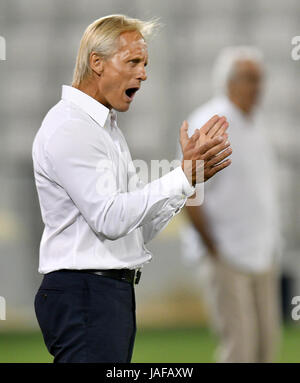 Doha in Qatar. Il 6 giugno, 2017. Jorn Andersen, head coach della REPUBBLICA DEMOCRATICA POPOLARE DI COREA, gesti durante un amichevole partita di calcio tra il Qatar e la Repubblica popolare democratica di Corea (DPRK) al Jassim bin Hamad Stadium di Doha, in Qatar, Giugno 6, 2017. La partita si è conclusa con un pareggio per 2-2. Credito: Nikku/Xinhua/Alamy Live News Foto Stock