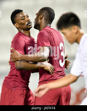 Doha in Qatar. Il 6 giugno, 2017. Kasola Mohamed (L) del Qatar festeggia il punteggio con Abdulkarim Hassan(C) durante un amichevole partita di calcio tra il Qatar e la Repubblica popolare democratica di Corea (DPRK) al Jassim bin Hamad Stadium di Doha, in Qatar, Giugno 6, 2017. La partita si è conclusa con un pareggio per 2-2. Credito: Nikku/Xinhua/Alamy Live News Foto Stock