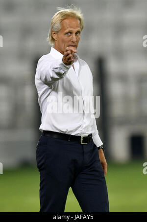 Doha in Qatar. Il 6 giugno, 2017. Jorn Andersen, head coach della REPUBBLICA DEMOCRATICA POPOLARE DI COREA, gesti durante un amichevole partita di calcio tra il Qatar e la Repubblica popolare democratica di Corea (DPRK) al Jassim bin Hamad Stadium di Doha, in Qatar, Giugno 6, 2017. La partita si è conclusa con un pareggio per 2-2. Credito: Nikku/Xinhua/Alamy Live News Foto Stock