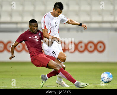 Doha in Qatar. Il 6 giugno, 2017. Mohammed Ali deve (L) del Qatar il sistema VIES con Pak Kwang Ryong della RDPC durante un amichevole partita di calcio tra il Qatar e la Repubblica popolare democratica di Corea (DPRK) al Jassim bin Hamad Stadium di Doha, in Qatar, Giugno 6, 2017. La partita si è conclusa con un pareggio per 2-2. Credito: Nikku/Xinhua/Alamy Live News Foto Stock