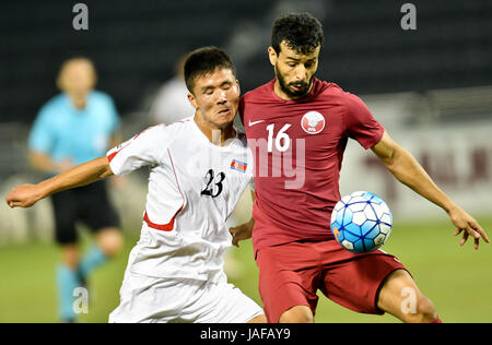 Doha in Qatar. Il 6 giugno, 2017. Boualem Khoukhi (R) del Qatar il sistema VIES con Kim si canzone della RDPC durante un amichevole partita di calcio tra il Qatar e la Repubblica popolare democratica di Corea (DPRK) al Jassim bin Hamad Stadium di Doha, in Qatar, Giugno 6, 2017. La partita si è conclusa con un pareggio per 2-2. Credito: Nikku/Xinhua/Alamy Live News Foto Stock