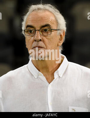 Doha in Qatar. Il 6 giugno, 2017. Jorge Daniel Fossati, allenatore del Qatar, guarda su durante una amichevole partita di calcio tra il Qatar e la Repubblica popolare democratica di Corea (DPRK) al Jassim bin Hamad Stadium di Doha, in Qatar, Giugno 6, 2017. La partita si è conclusa con un pareggio per 2-2. Credito: Nikku/Xinhua/Alamy Live News Foto Stock