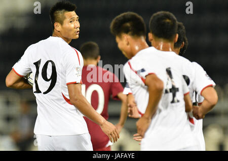 Doha in Qatar. Il 6 giugno, 2017. Pak Kwang Ryong (1L) della Repubblica democratica popolare di Corea celebra con i compagni di squadra dopo il punteggio durante una amichevole partita di calcio tra il Qatar e la Repubblica popolare democratica di Corea (DPRK) al Jassim bin Hamad Stadium di Doha, in Qatar, Giugno 6, 2017. La partita si è conclusa con un pareggio per 2-2. Credito: Nikku/Xinhua/Alamy Live News Foto Stock