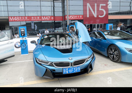 Shanghai, Cina. Il 7 giugno, 2017. La Bayerische Motoren Werke AG (BMW) rilascia le automobili elettronici presso l'International Consumer Electronics Show (CES) Asia 2017 a Shanghai il 7 giugno 2017. Credito: SIPA Asia/ZUMA filo/Alamy Live News Foto Stock