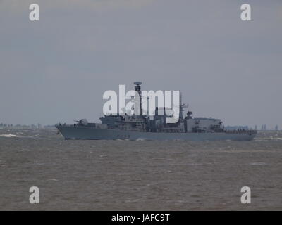 Sheerness, Regno Unito. Il 7 giugno, 2017. Navy tipo classe 23 fregata HMS Richmond passando Sheerness sul suo modo di Chatham per il 350 anniversario della invasione olandese sul Medway. Credito: James Bell/Alamy Live News Foto Stock