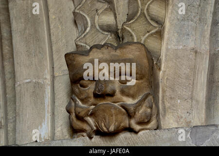 Il carving nella chiesa dell Assunzione della Beata Vergine Maria, Leckhampstead, Buckinghamshire, Inghilterra, Regno Unito Foto Stock