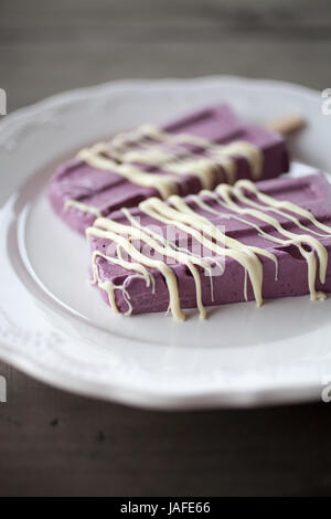 Mirtillo popsicles con il cioccolato bianco Foto Stock