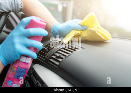 Un uomo di pulizia interni auto da utilizzare schiuma chimica e macchina di  lavaggio Foto stock - Alamy