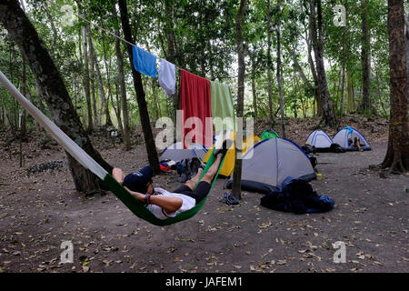 Il campeggio a El Mirador una grande pre-colombiana insediamento Maya, ubicato in un sito remoto nel profondo della giungla nel nord del dipartimento moderno di El Petén, Guatemala Foto Stock