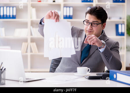 Imprenditore fuoriuscita del caffè su documenti importanti Foto Stock