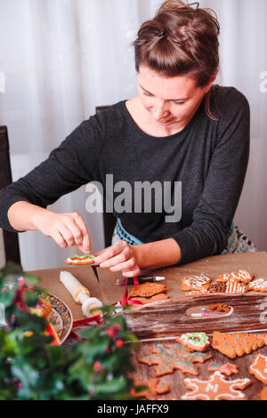 Donna decorazione di Natale al forno pan di zenzero con la glassa Foto Stock
