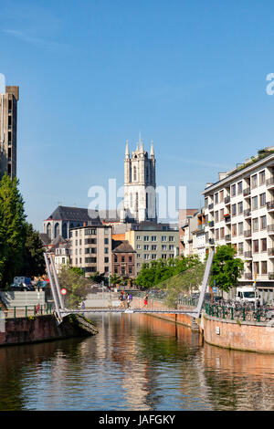 La torre della famosa Saint Bavo (Sint-Baafskathedraal), visto dal Portus Ganda Marina Foto Stock