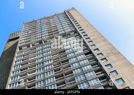 Il vecchio alloggiamento del consiglio blocco, Balfron torre, nella zona est di Londra Foto Stock