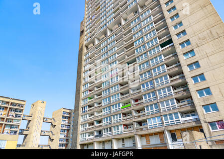 Il vecchio alloggiamento del consiglio blocco, Balfron torre, nella zona est di Londra Foto Stock