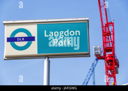 London, Regno Unito - Marzo 27th, 2017 - Langdon Park segno con gru per edilizia in background Foto Stock