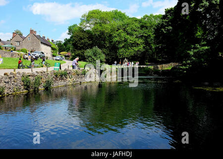 Tissington, Derbyshire, Regno Unito. Il 31 maggio 2017. Il laghetto e il verde al centro del villaggio a Tissington nel Derbyshire campagna. Foto Stock