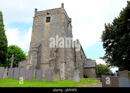 Tissington, Derbyshire, Regno Unito. Il 31 maggio 2017. Una fila a schiera di rustici con giardini e muri di pietra a Tissington nel Derbyshire. Foto Stock