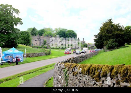 Tissington, Derbyshire, Regno Unito. Il 31 maggio 2017. Una fila a schiera di rustici con giardini e muri di pietra a Tissington nel Derbyshire. Foto Stock