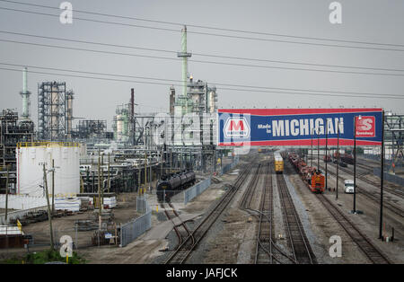 Il coke di petrolio viene prodotto qui alla maratona di raffineria di petrolio nel sud-ovest di Detroit. Situato in un punto di vista economico distressed area della città, che ospita il più inquinato il codice di avviamento postale - 48217 - nel Michigan, maratona mettere $2.2 miliardi di dollari nel riattacco e di espandere la raffineria di gestire il grande afflusso di tar sands grezzo proveniente da Alberta. Questa espansione ha invaso anche ulteriormente la già fatiscenti quartiere di altezze di Oakwood confinanti con essa. Maratona ha offerto buyout per alcuni proprietari di trasferirsi al fine di creare una "zona tampone" attorno alla raffineria, tenendo fuori su altri Foto Stock