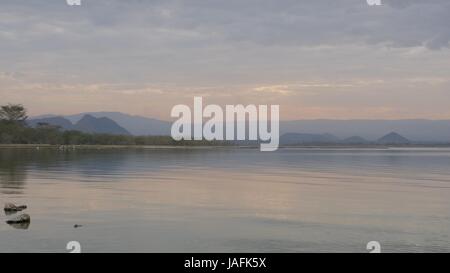 Tramonto sul lago calmo Baringo, Kenya Foto Stock