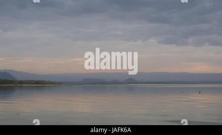 Tramonto sul lago calmo Baringo, Kenya Foto Stock