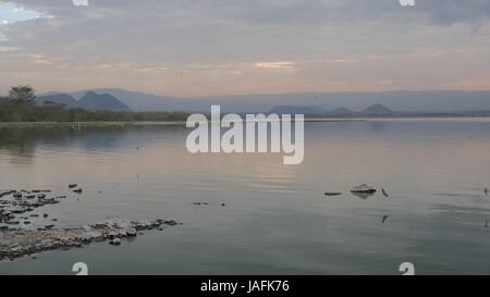 Tramonto sul lago calmo Baringo, Kenya Foto Stock