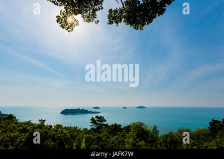 Paesaggio estivo sulla tropicale Koh Chang island in Thailandia. Paesaggio dal punto di vista su Kai Bae beach. Foto Stock