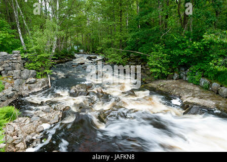 Stromschnellen des Flusses 'Hjörtöström', Virserum, Südschweden, Schweden; rapide del fiume 'Hjoertoestroem', Virserum, Southsweden, Svezia Foto Stock