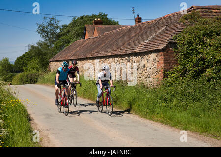 Regno Unito, Inghilterra, Shropshire, poco Wenlock, beccuccio Lane, ciclisti passando poco Hill Farm Foto Stock