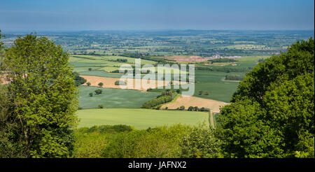 Regno Unito, Inghilterra, Shropshire, Il Wrekin, vista panoramica dalla cima attraverso terreni agricoli verso Wrockwardine Foto Stock