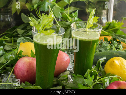 Verdure crude-verde sano vivere una bevanda in un momento Foto Stock