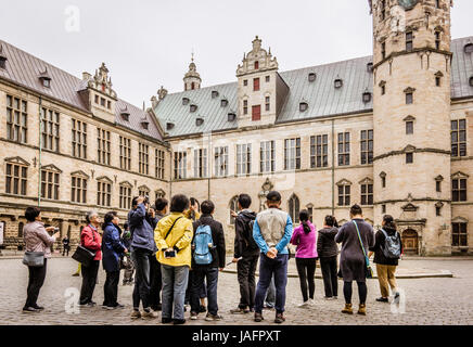 Turisti asiatici giuded a Castello Kronborg Elsinore, Danimarca, 30 maggio 2017 Foto Stock