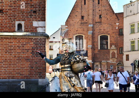 Cracovia in Polonia - 1 settembre 2016. Donna che indossa il costume e di eseguire in Rynek Glowny Square, Cracovia in Polonia. Foto Stock