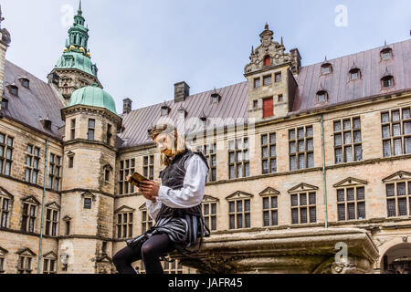 Attore eseguendo il principe Amleto e legge un libro a Castello Kronborg, Elsinor, Danimarca, 26 maggio 2017 Foto Stock
