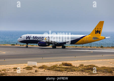 ARECIFE, Spagna - Aprile 16 2017: Airbus A321 della Monarch Airlines con la registrazione G-OZBU pronto al decollo a Lanzarote Airport Foto Stock