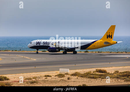 ARECIFE, Spagna - Aprile 16 2017: Airbus A321 della Monarch Airlines con la registrazione G-OZBU pronto al decollo a Lanzarote Airport Foto Stock