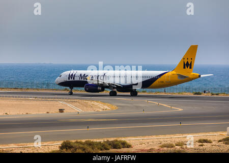 ARECIFE, Spagna - Aprile 16 2017: Airbus A321 della Monarch Airlines con la registrazione G-OZBU pronto al decollo a Lanzarote Airport Foto Stock