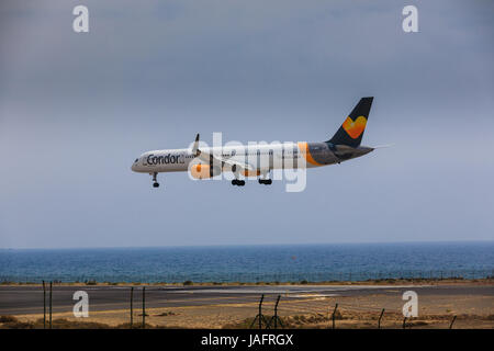 ARECIFE, Spagna - Aprile 16 2017: Boeing 757-300 del Condor con la registrazione G-JMOF in atterraggio a Lanzarote Airport Foto Stock