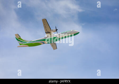 ARECIFE, Spagna - Aprile 16 2017: ATR 72 di Binter con la registrazione CE-MPI a decollare in Lanzarote Airport Foto Stock