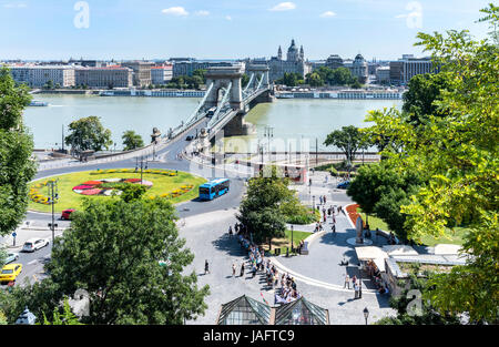 Vista da Buda verso Pest attraverso il Ponte delle Catene e del fiume Danubio, Budapest, Ungheria Foto Stock