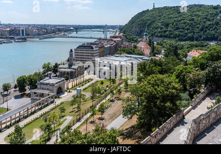 Vista in lontananza Szabadsag-Szobor un monumento per la liberazione e la vittoria sui tedeschi da parte dell'Armata Rossa nel 1945 e il fiume Danubio , Budapest, Ungheria Foto Stock