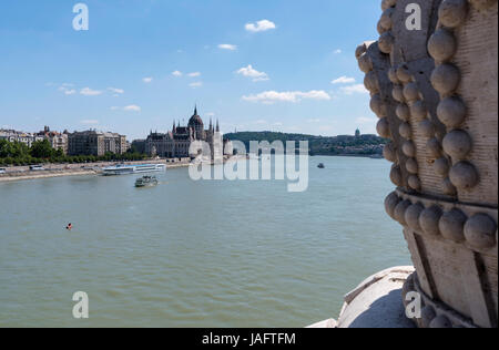 Parlamento ungherese edificio come visto dal Margit Hid ponte che attraversa il fiume Danubio, Budapest, Ungheria Foto Stock