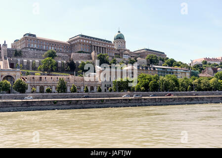 Museo nazionale d'arte come si vede dal Fiume Danubio, Budapest, Ungheria Foto Stock